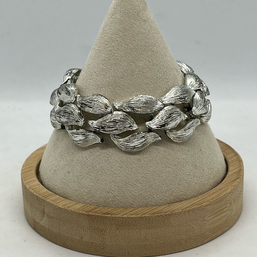 Vintage Lisner Signed Bracelet Costume Silver Tone Leaf Design Some Wear 7 Inch